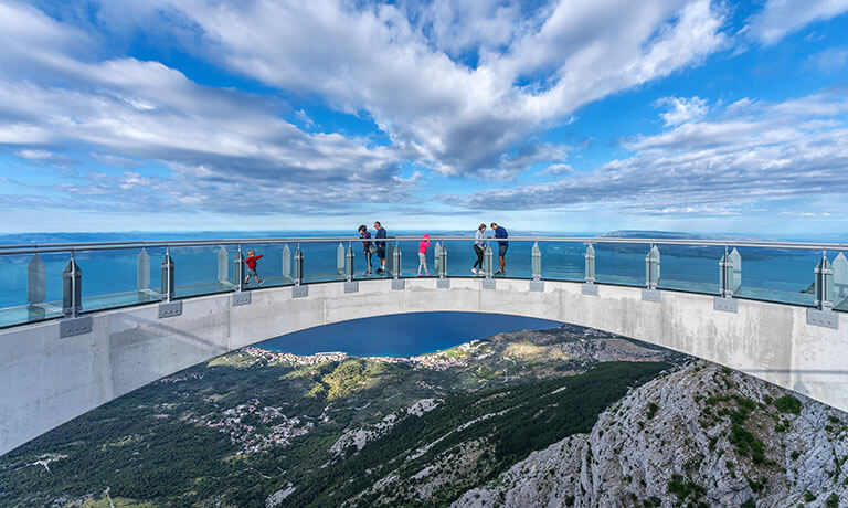 grupa ljudi koji hodaju po mostu