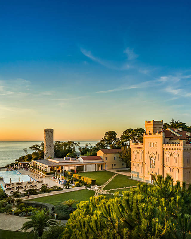 Lotnicza perspektywa Isabella Island Castle, położonego wśród bujnej zieleni z otoczeniem morza.